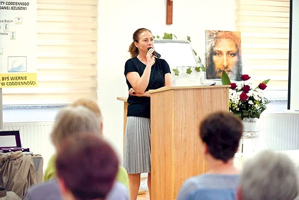 ▲	Jedna z animatorek w czasie głoszenia konferencji.