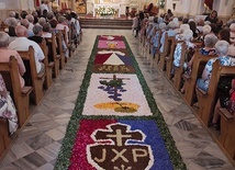 W Rawie dla Jezusa Eucharystycznego przygotowano kobierzec z kwiatów.