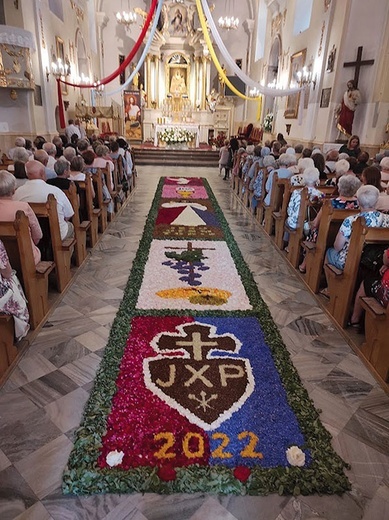 W Rawie dla Jezusa Eucharystycznego przygotowano kobierzec z kwiatów.