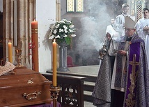 ▲	Ordynariusz świdnicki przewodniczył Eucharystii i obrzędom pogrzebowym.