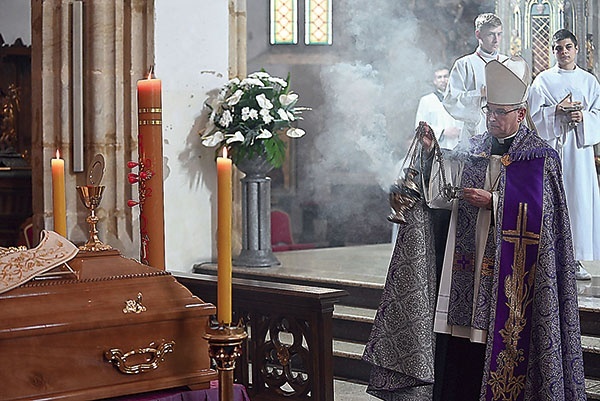 ▲	Ordynariusz świdnicki przewodniczył Eucharystii i obrzędom pogrzebowym.