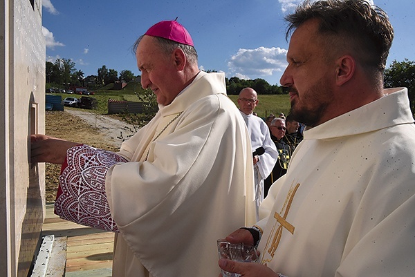 ▲	Uroczystości przewodniczył bp Jeż. Obok ks. proboszcz Janusz Michalik. 