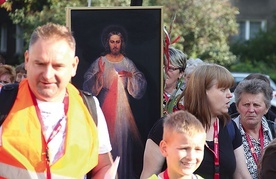 ▲	Motto wędrowania nawiązuje także do ustanowionego  przez KEP trzyletniego programu duszpasterskiego poświęconemu Eucharystii.