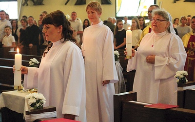 Od lewej: Wioletta Rzepa, Ewa Hutniczak i Bogumiła Dunikowska podczas uroczystości w kościele NSPJ.
