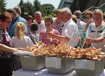 Na pamiątkę misji parafialnych każda rodzina mogła zabrać do domu drewniany krzyż.