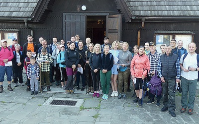 Pierwsi uczestnicy nabożeństwa Via Lucis przy kościele św. Katarzyny.