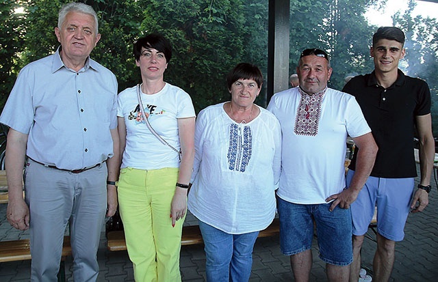 Od lewej: burmistrz Wilamowic Marian Trela, Swietłana Andruszkiw, Olga Bielica, Grzegorz Cieślak i Nikita Kandybor.