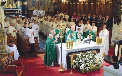 	Na zakończenie wszyscy odśpiewali uroczystą pieśń  „Ciebie, Boga, wysławiamy”.