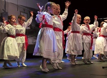 	Zespół Biedronki z Ochronki z Publicznego Przedszkola w Ropczycach.