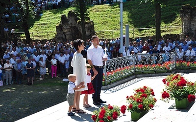 Państwo Kuznowiczowie w imieniu wszystkich odnowili przyrzeczenia chrzcielne.