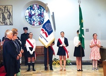 Poczty sztandarowe i dyrekcja podczas Mszy św. w kościele  św. Teresy w Zabrzu-Mikulczycach.