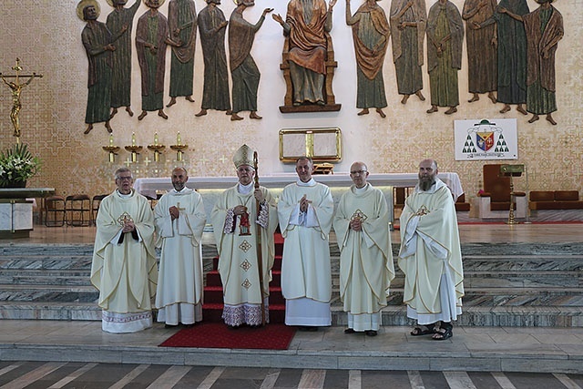 Marek Hadalski (drugi z lewej) i Marek Dytkowski (trzeci z prawej) z proboszczami, z bp. Markiem Szkudłą i ks. Grzegorzem Strzelczykiem.