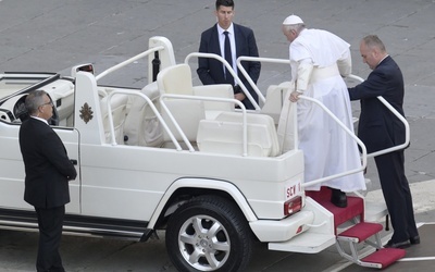 Franciszek: Od trzech dni jestem w stanie chodzić