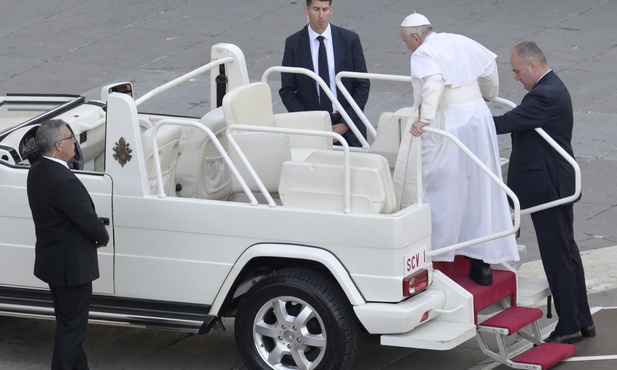 Franciszek: Od trzech dni jestem w stanie chodzić