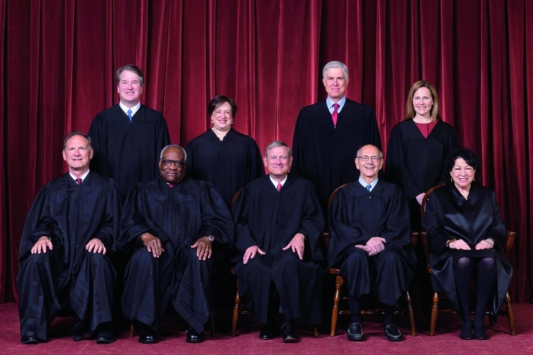 To oni zdecydowali. Siedzą od lewej:  Samuel Alito (za), Clarence Thomas (za), John G. Roberts (stanowisko pośrednie),  Stephen Breyer (przeciw) i Sonia Sotomayor (przeciw). Stoją od lewej:  Brett Kavanaugh (za), Elena Kagan (przeciw), Neil Gorsuch (za)  i Amy Coney Barrett (za).