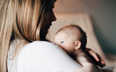 Neonatolog: Każda mama wcześniaka ma prawo do skorzystania z banku mleka kobiecego