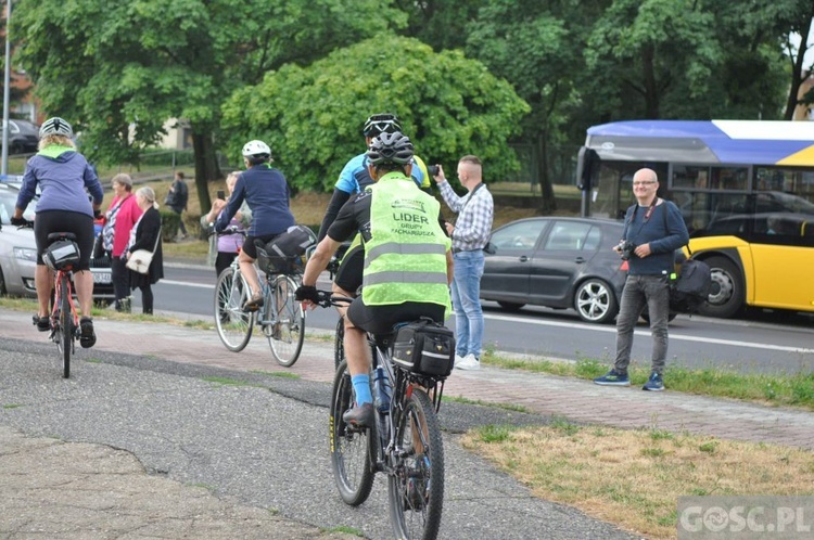 Głogów. Pątnicy na rowerach zmierzają na Jasną Górę