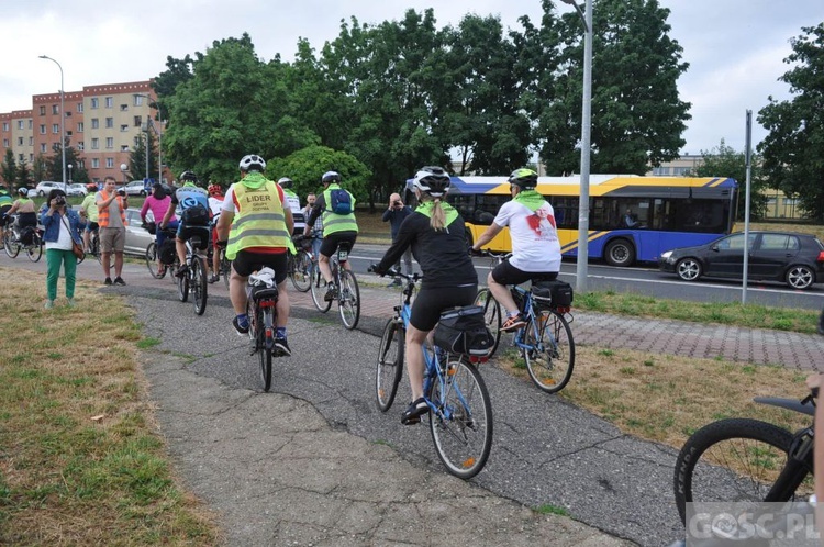 Głogów. Pątnicy na rowerach zmierzają na Jasną Górę