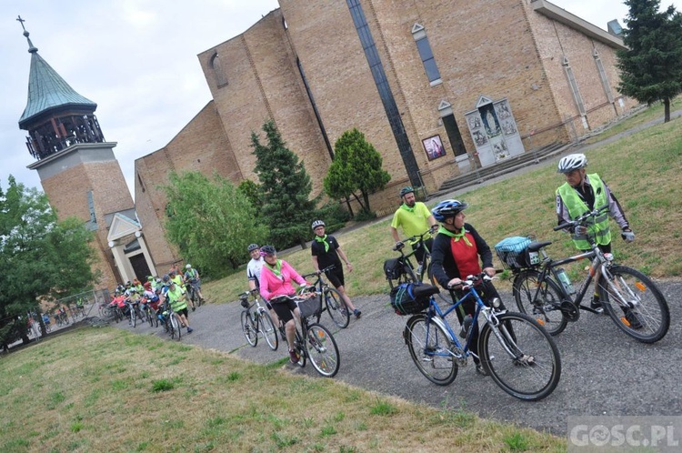 Głogów. Pątnicy na rowerach zmierzają na Jasną Górę