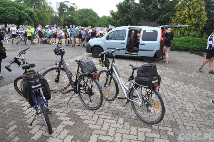 Głogów. Pątnicy na rowerach zmierzają na Jasną Górę