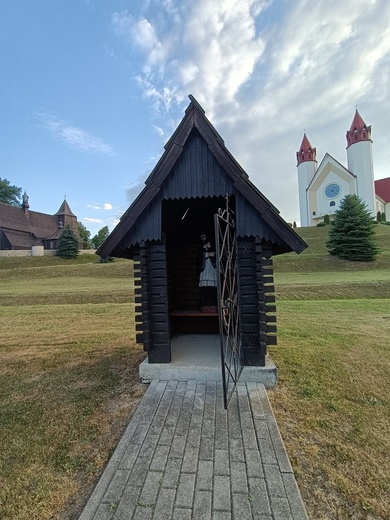 Kościoły, kapliczki i krzyże z Szerzyn i okolic