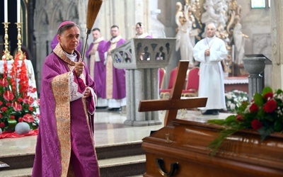 Obrzędom pogrzebowym przewodniczył bp Adam Bałabuch.