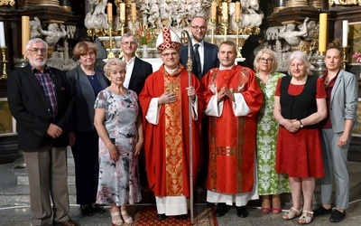 Pamiątkowe zdjęcie z biskupem i najbliższą rodziną.