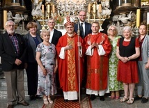 Pamiątkowe zdjęcie z biskupem i najbliższą rodziną.
