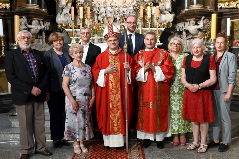 Pamiątkowe zdjęcie z biskupem i najbliższą rodziną.