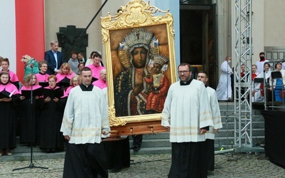 Procesja z cudownym obrazem Matki Bożej wychodzi na ulice Lublina 3 lipca.