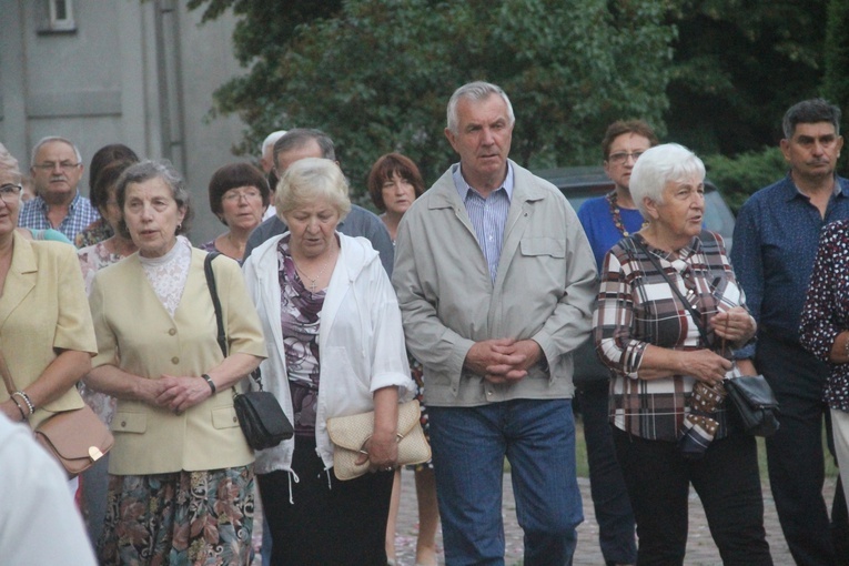 Z elżbietankami w tle