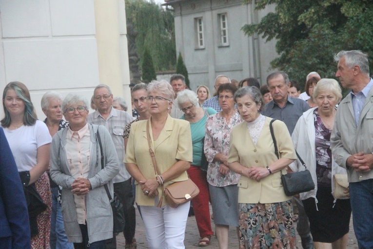 Z elżbietankami w tle