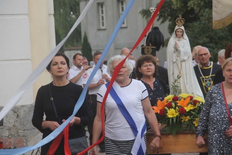 Z elżbietankami w tle