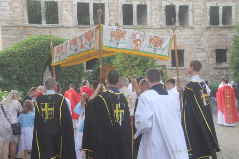 Z elżbietankami w tle