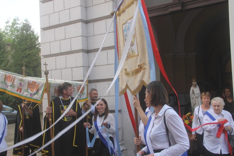 Z elżbietankami w tle