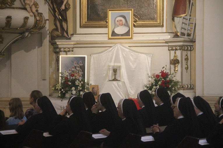 Z elżbietankami w tle