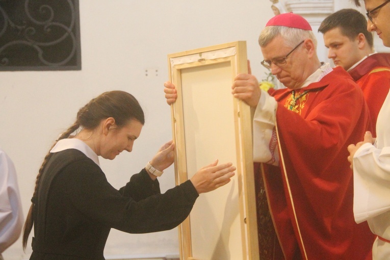 Z elżbietankami w tle