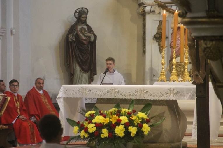 Z elżbietankami w tle