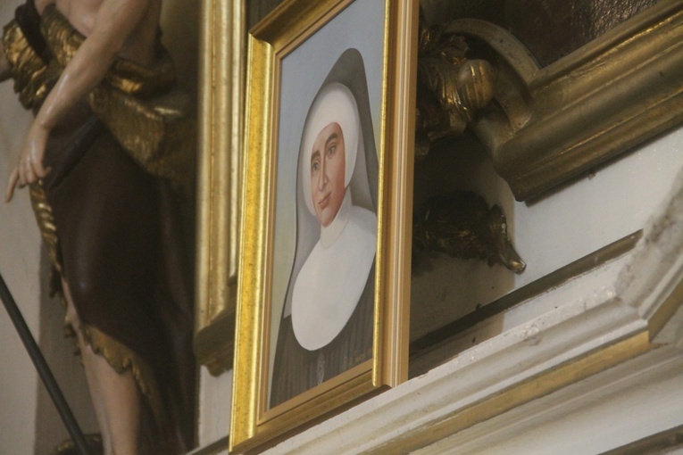 Z elżbietankami w tle