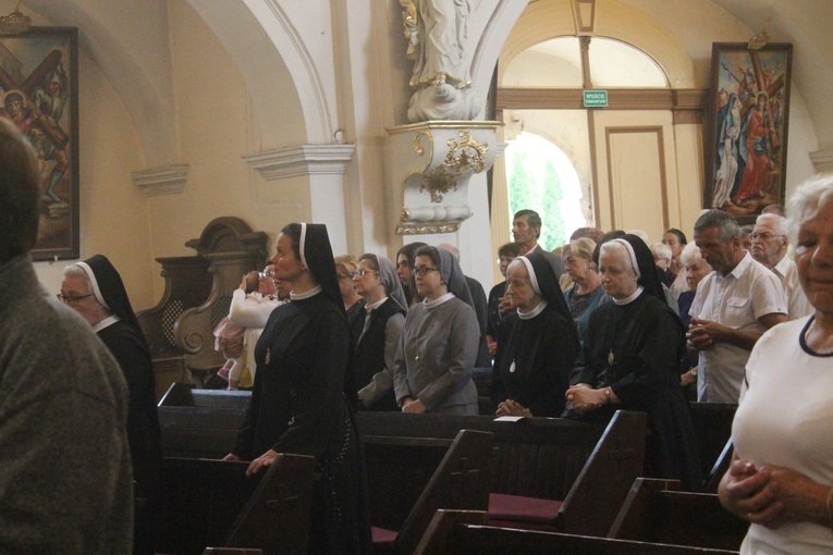 Z elżbietankami w tle