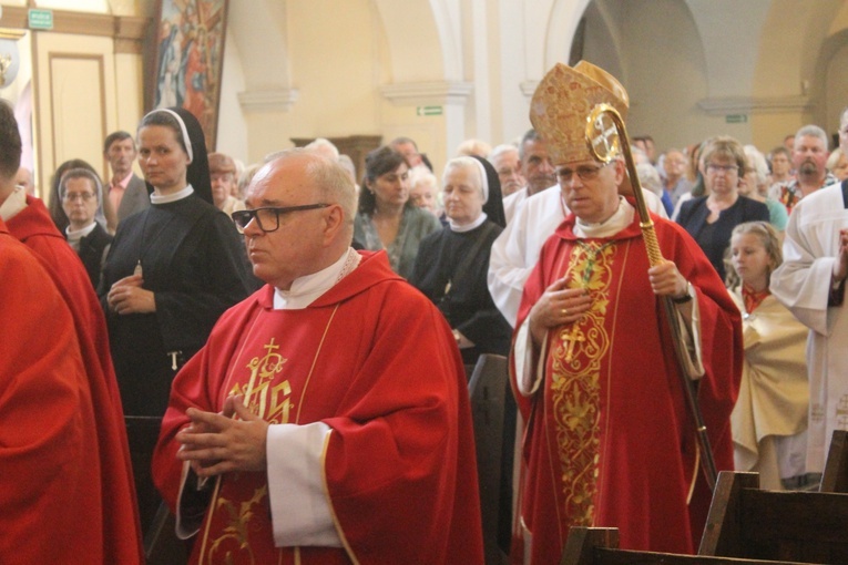 Z elżbietankami w tle