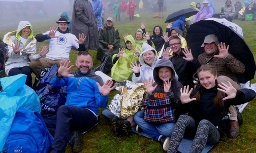 Całe rodziny świętują podczas 10. Ewangelizacji w Beskidach.