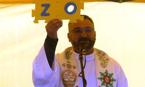Złączone puzzle przyniesione przez ks. Grzegorza Piekiełkę obrazowały relacje małżonków i każdego chrześcijanina z Panem Bogiem.