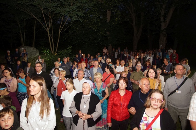 Bardo. Nocą ruszyli śladami różańcowych tajemnic