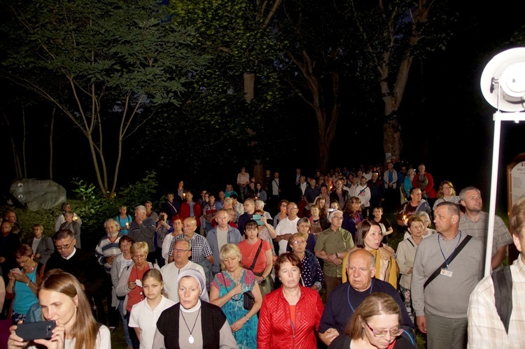 Bardo. Nocą ruszyli śladami różańcowych tajemnic