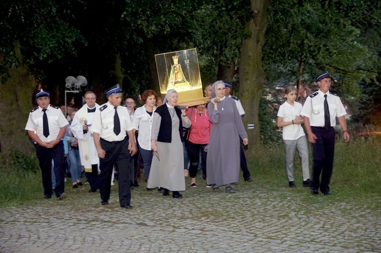 Bardo. Nocą ruszyli śladami różańcowych tajemnic