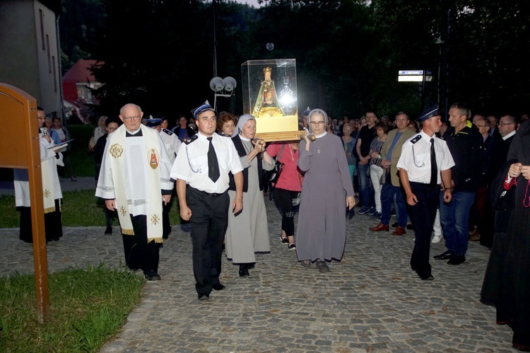 Bardo. Nocą ruszyli śladami różańcowych tajemnic