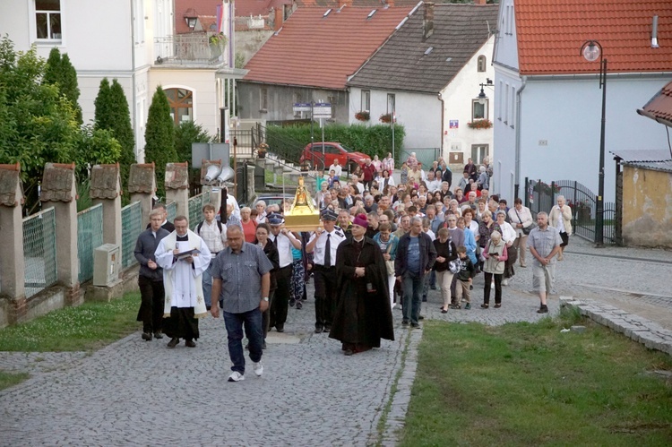 Bardo. Nocą ruszyli śladami różańcowych tajemnic