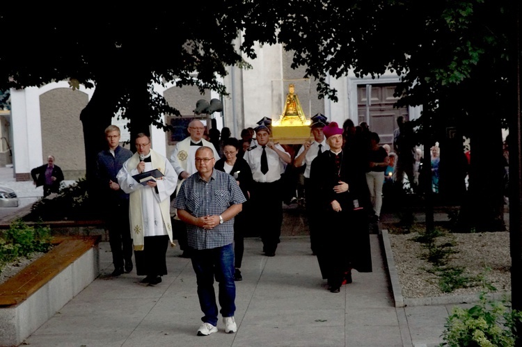 Bardo. Nocą ruszyli śladami różańcowych tajemnic