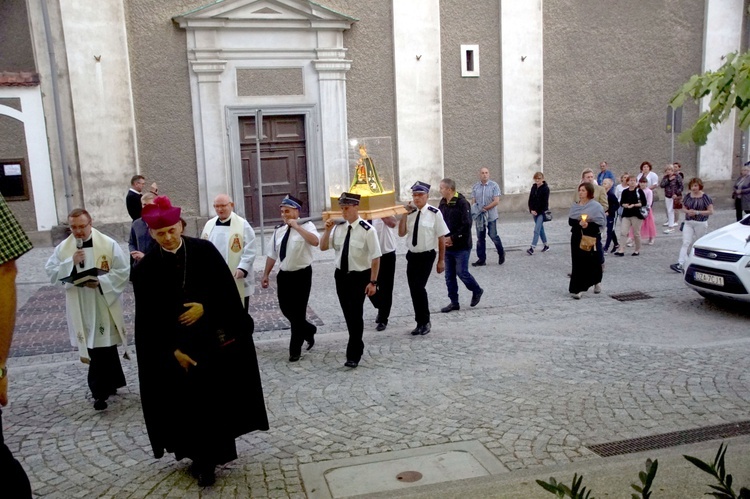 Bardo. Nocą ruszyli śladami różańcowych tajemnic